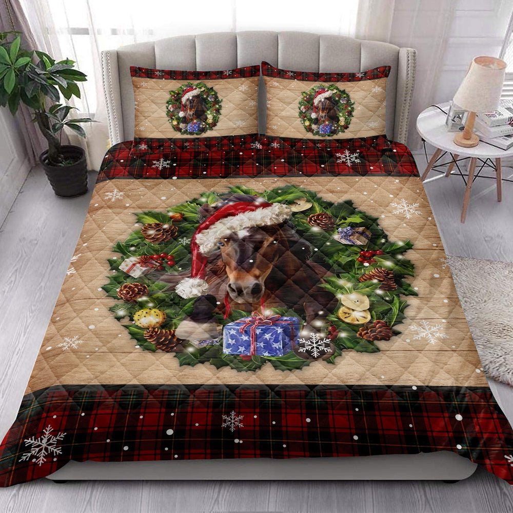 Horse Quilt Set, Horse Wearing Wreath Amas Hat Boxes Red Buffalo Plaid Quilt Blanket