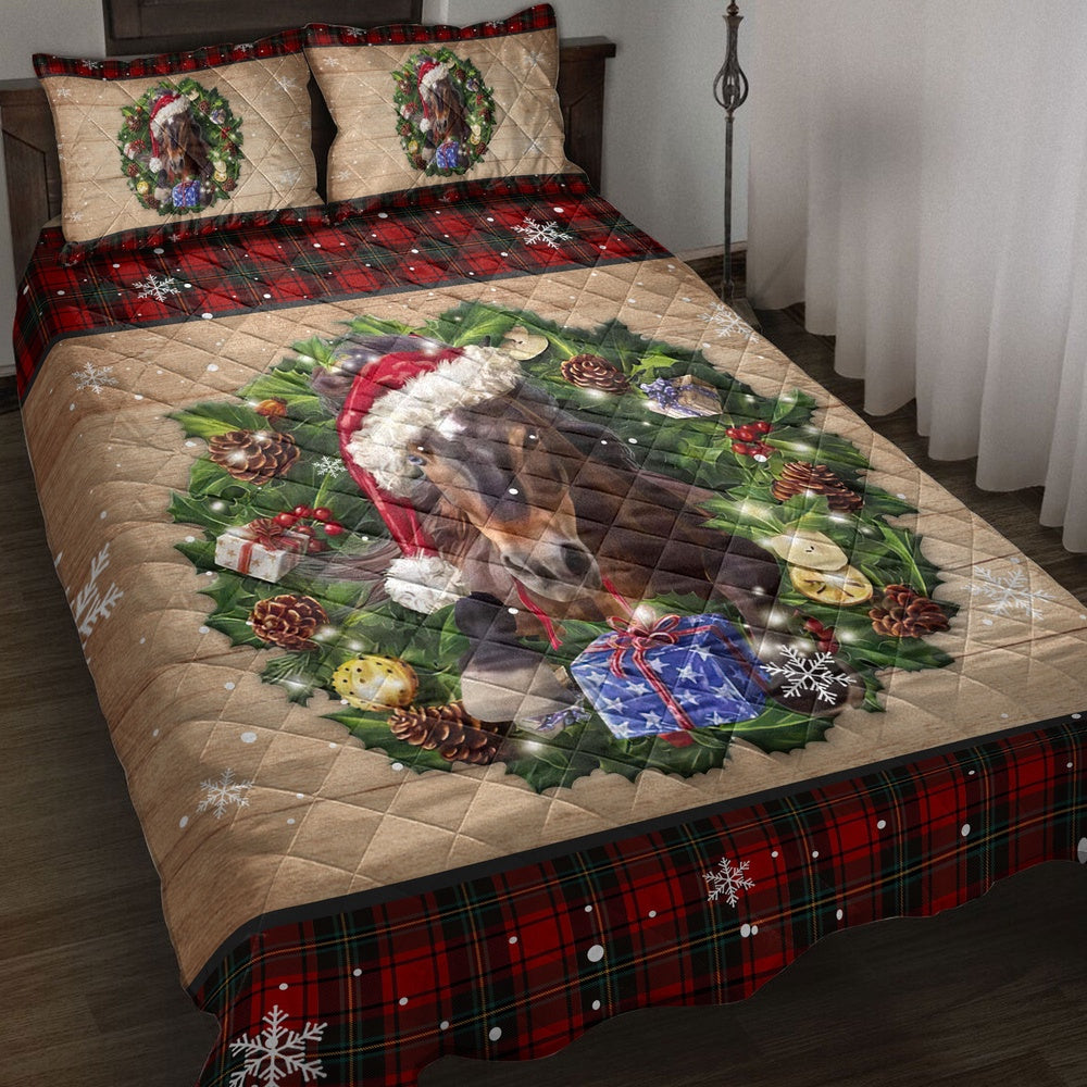 Horse Quilt Set, Horse Wearing Wreath Amas Hat Boxes Red Buffalo Plaid Quilt Blanket