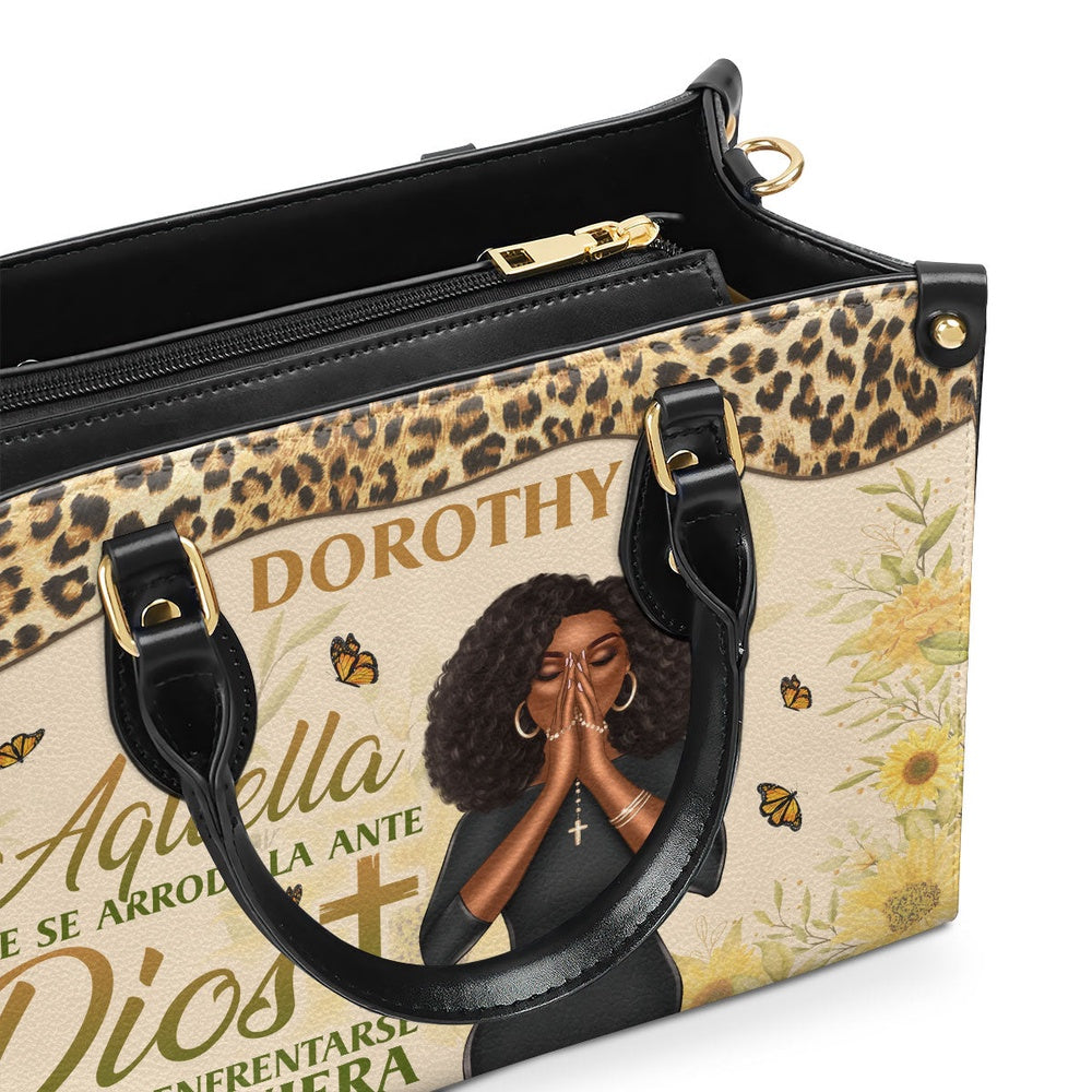 Personalized Christian Leather Bag, Aquella Que Se Arrodilla Ante Dios Puede Enfrentarse A Cualquiera Personalized Leather Handbag, Faith Handbag