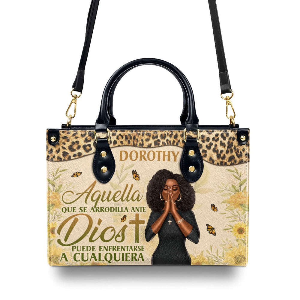 Personalized Christian Leather Bag, Aquella Que Se Arrodilla Ante Dios Puede Enfrentarse A Cualquiera Personalized Leather Handbag, Faith Handbag