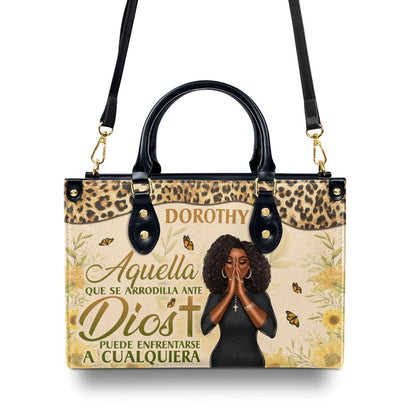 Personalized Christian Leather Bag, Aquella Que Se Arrodilla Ante Dios Puede Enfrentarse A Cualquiera Personalized Leather Handbag, Faith Handbag