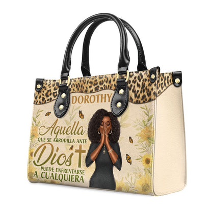Personalized Christian Leather Bag, Aquella Que Se Arrodilla Ante Dios Puede Enfrentarse A Cualquiera Personalized Leather Handbag, Faith Handbag